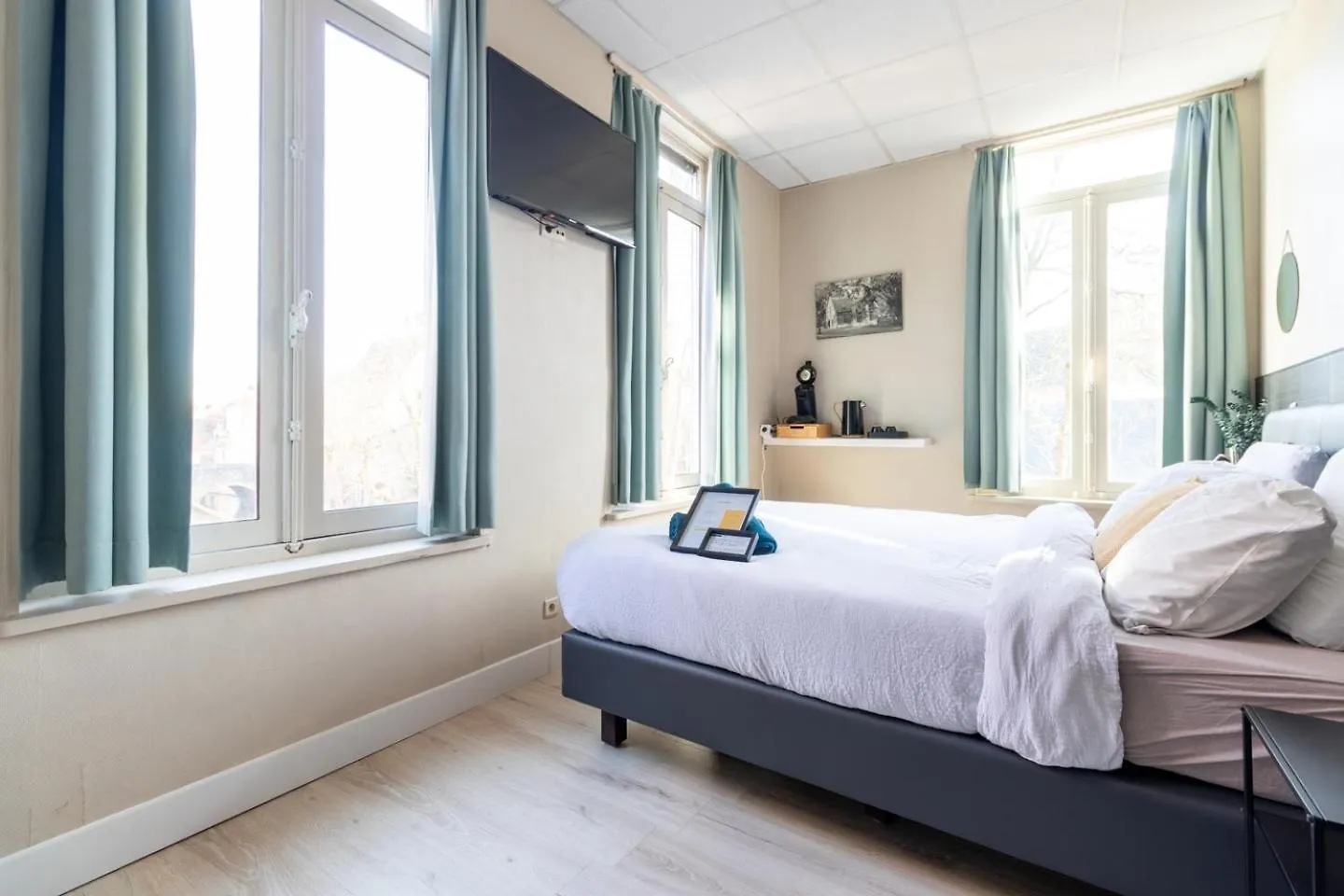 Hotel Entree - Canal View Bruges Belgium